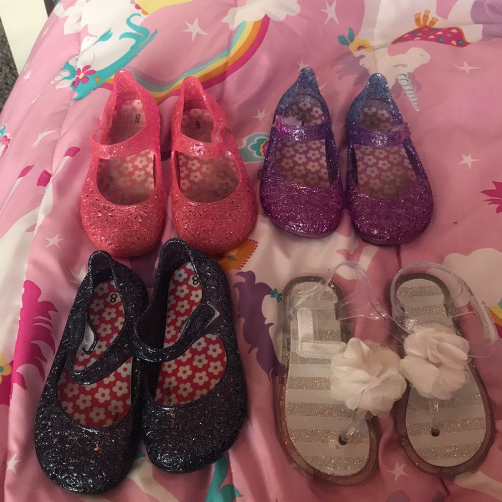4 pair of sandals